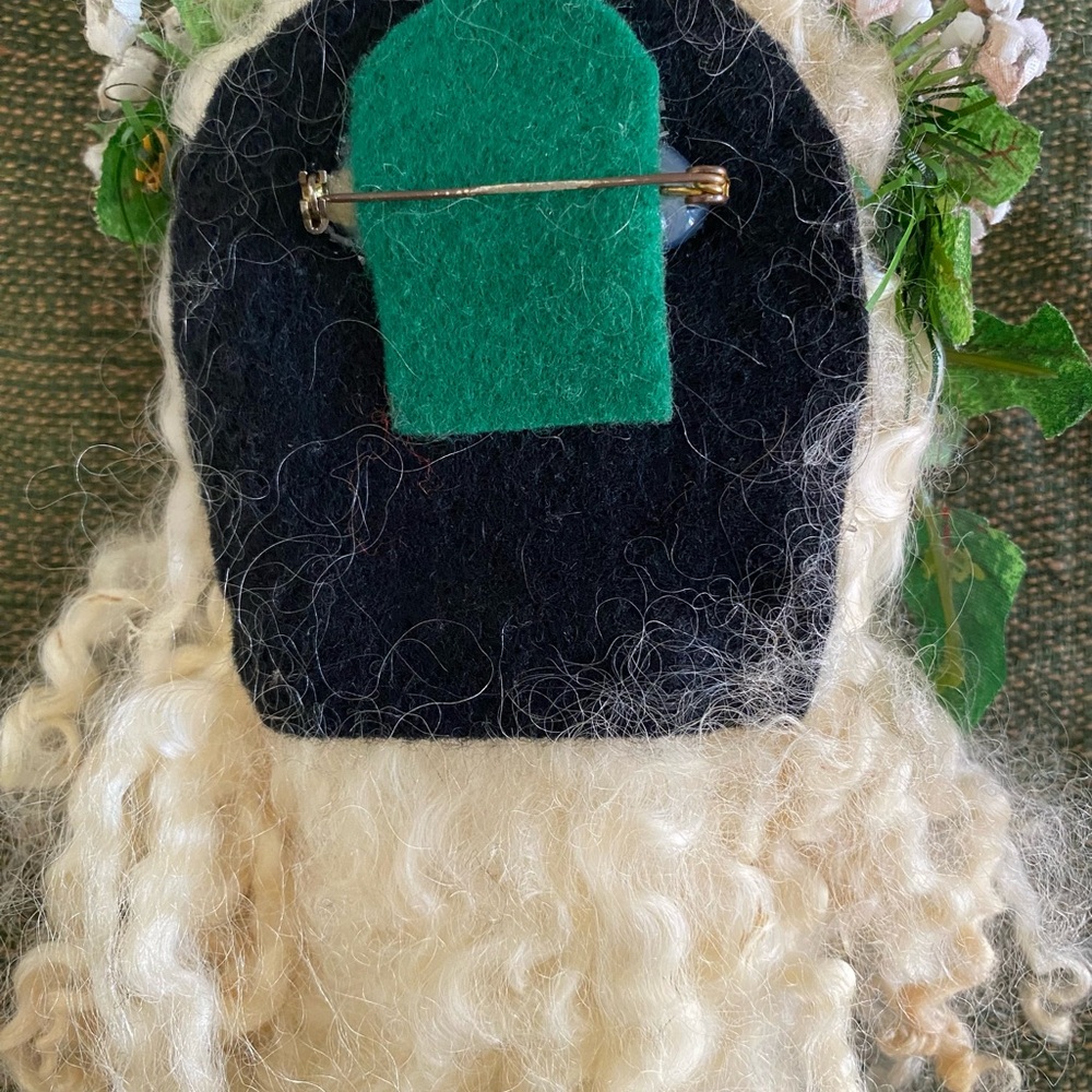 Handmade Santa Head Pin - Picture 3 of 3